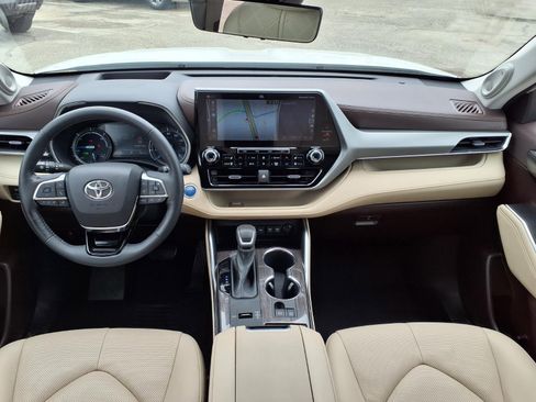 Used 2021 Toyota Highlander Platinum FWD image 9
