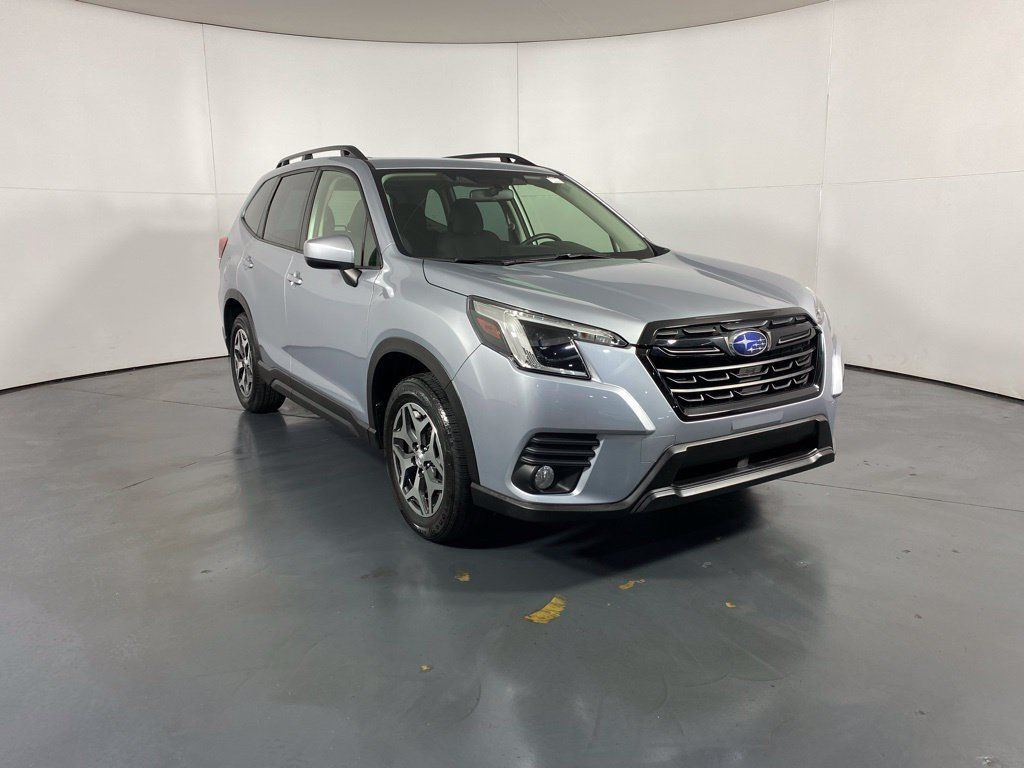 Used 2022 Subaru Forester Premium AWD/4WD image 2