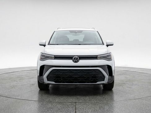 Used 2025 Volkswagen Taos SE image 2