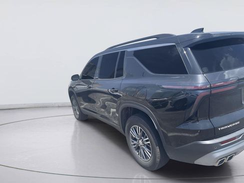 Used 2025 Chevrolet Traverse LT FWD image 4
