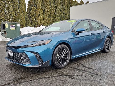 Used 2025 Toyota Camry SE image 3