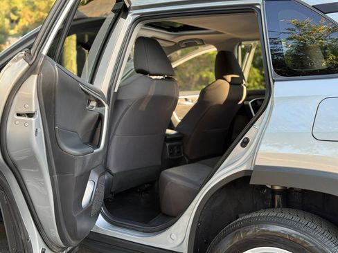 Used 2021 Toyota RAV4 XLE w/ Convenience Package FWD image 18