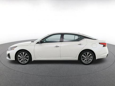 Used 2025 Nissan Altima 2.5 SV FWD image 4