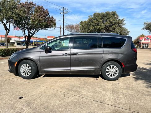 Used 2018 Chrysler Pacifica Touring-L image 10
