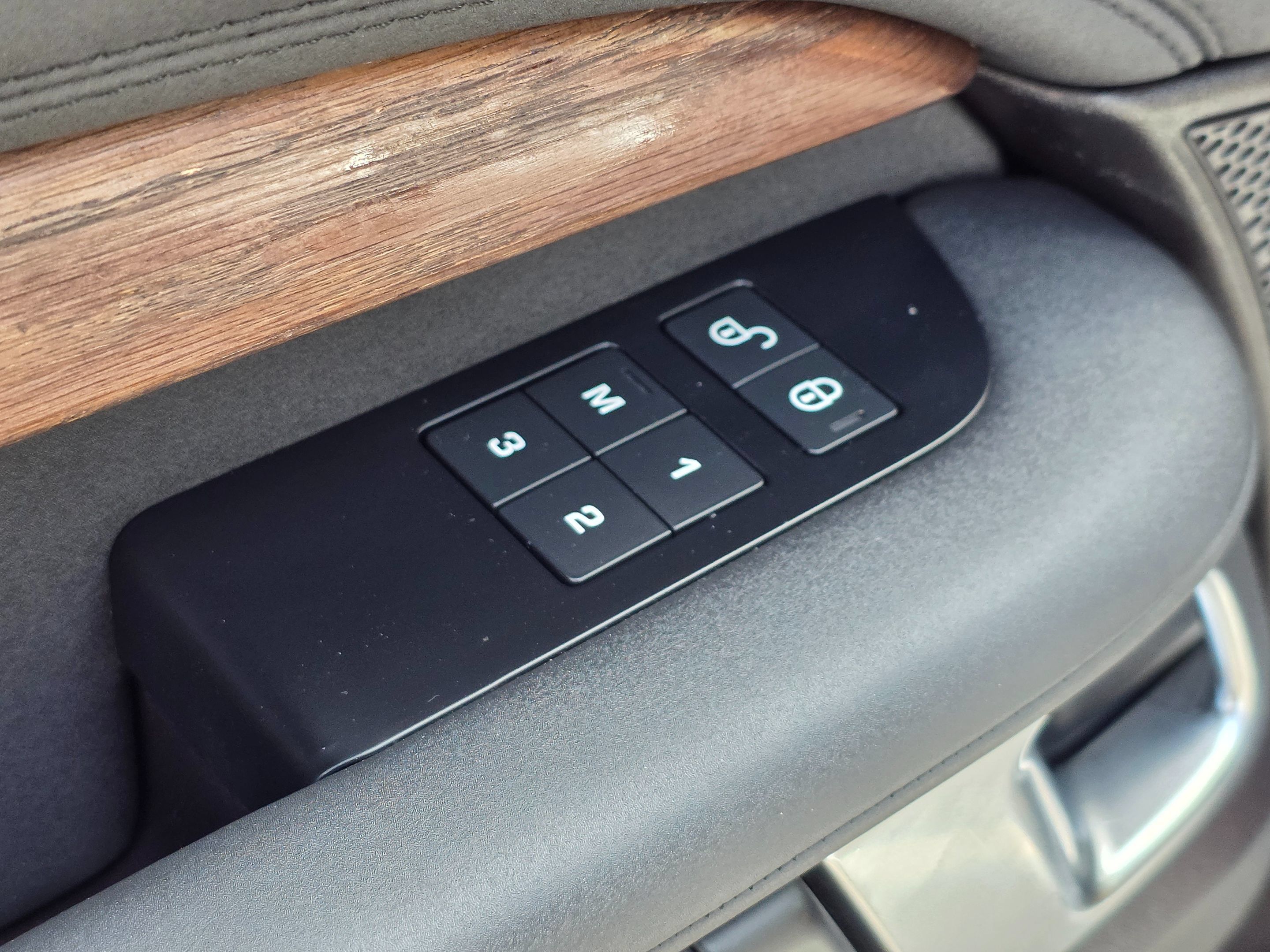 Used 2018 Land Rover Discovery HSE AWD/4WD image 27