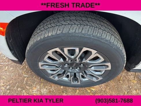 Used 2023 GMC Yukon XL Denali Ultimate image 5