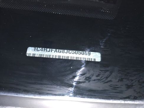 Used 2018 Jeep Grand Cherokee Laredo image 33