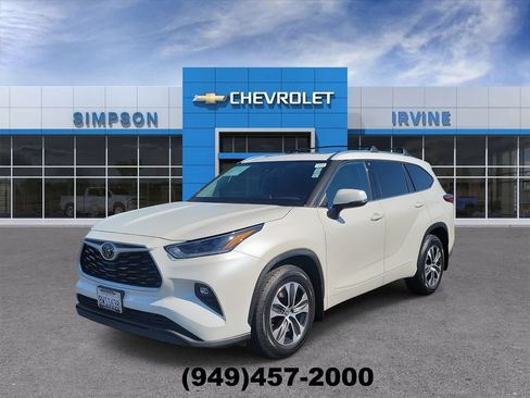 Used 2021 Toyota Highlander XLE FWD image 4