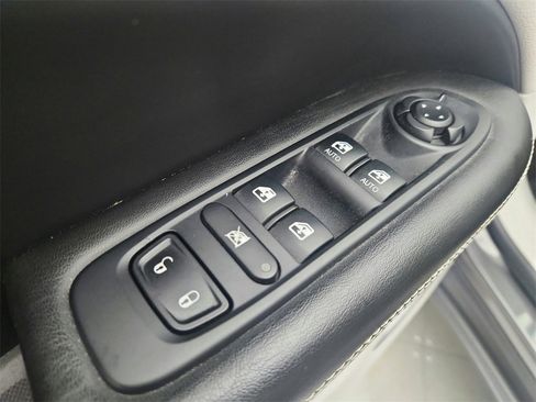 Used 2018 Jeep Compass Latitude w/ Popular Equipment Group image 17