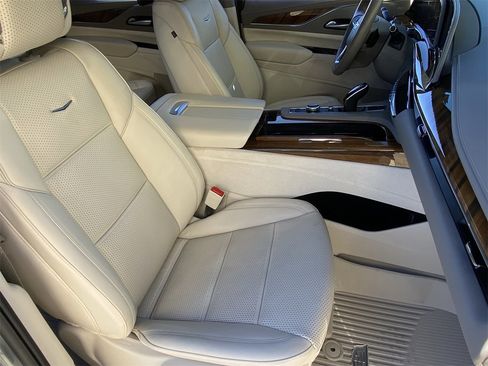 Certified 2024 Cadillac Escalade Sport Platinum image 11