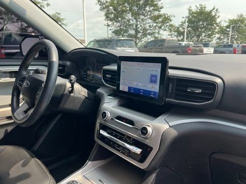 Used 2022 Ford Explorer XLT w/ Equipment Group 202A AWD/4WD image 36