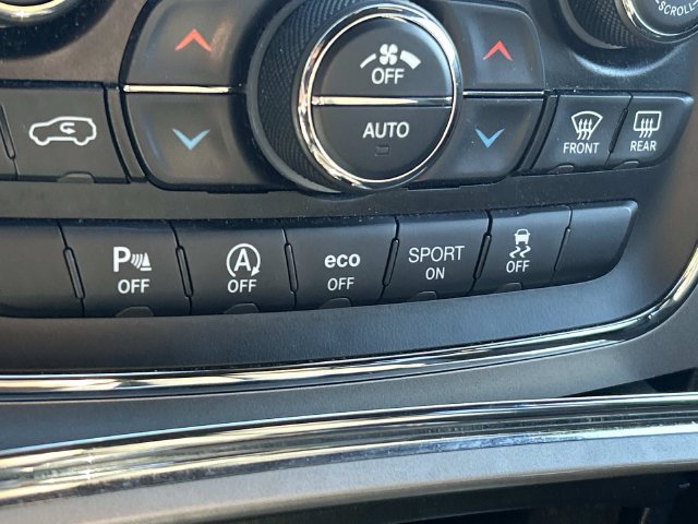 Used 2019 Jeep Grand Cherokee Laredo AWD/4WD image 31