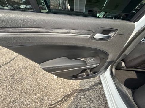 Used 2019 Chrysler 300 Touring w/ Chrome Appearance Package RWD image 28