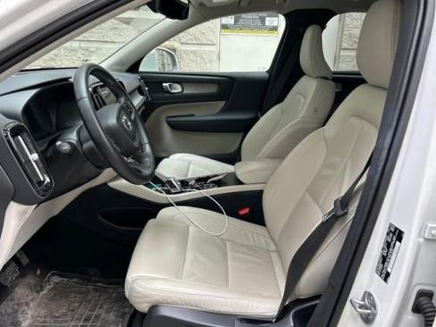 Used 2023 Volvo XC40 B4 Plus w/ Driver Assist Package image 3