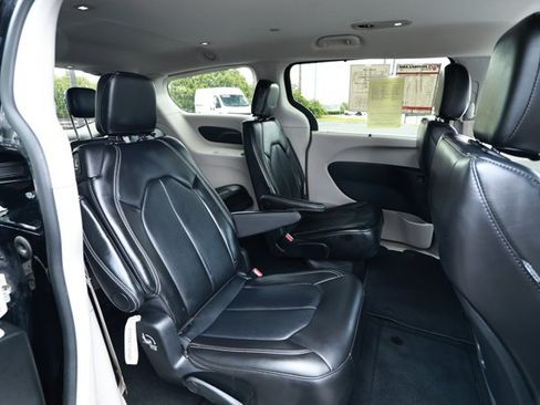 Used 2024 Chrysler Pacifica Touring-L FWD image 28