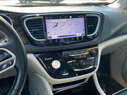 Used 2023 Chrysler Pacifica Limited FWD image 6