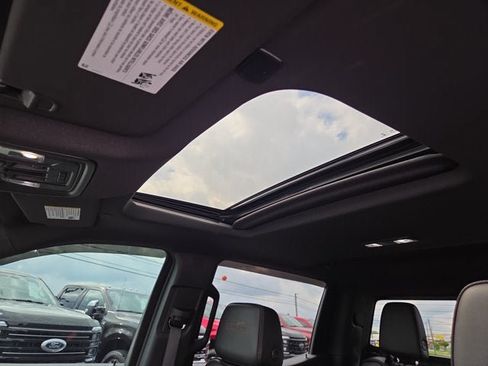 Used 2023 Chevrolet Silverado 1500 High Country w/ High Country Premium Package AWD/4WD image 9
