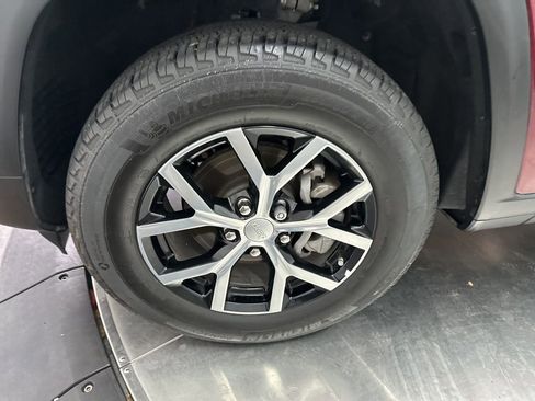 Used 2023 Jeep Grand Cherokee Limited image 31