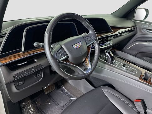 Used 2022 Cadillac Escalade Luxury AWD/4WD image 9