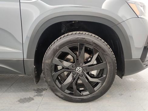 Used 2024 Volkswagen Taos SE w/ Panoramic Sunroof Package image 22