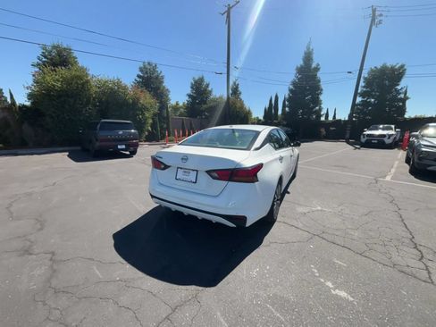 Used 2025 Nissan Altima 2.5 SV FWD image 13