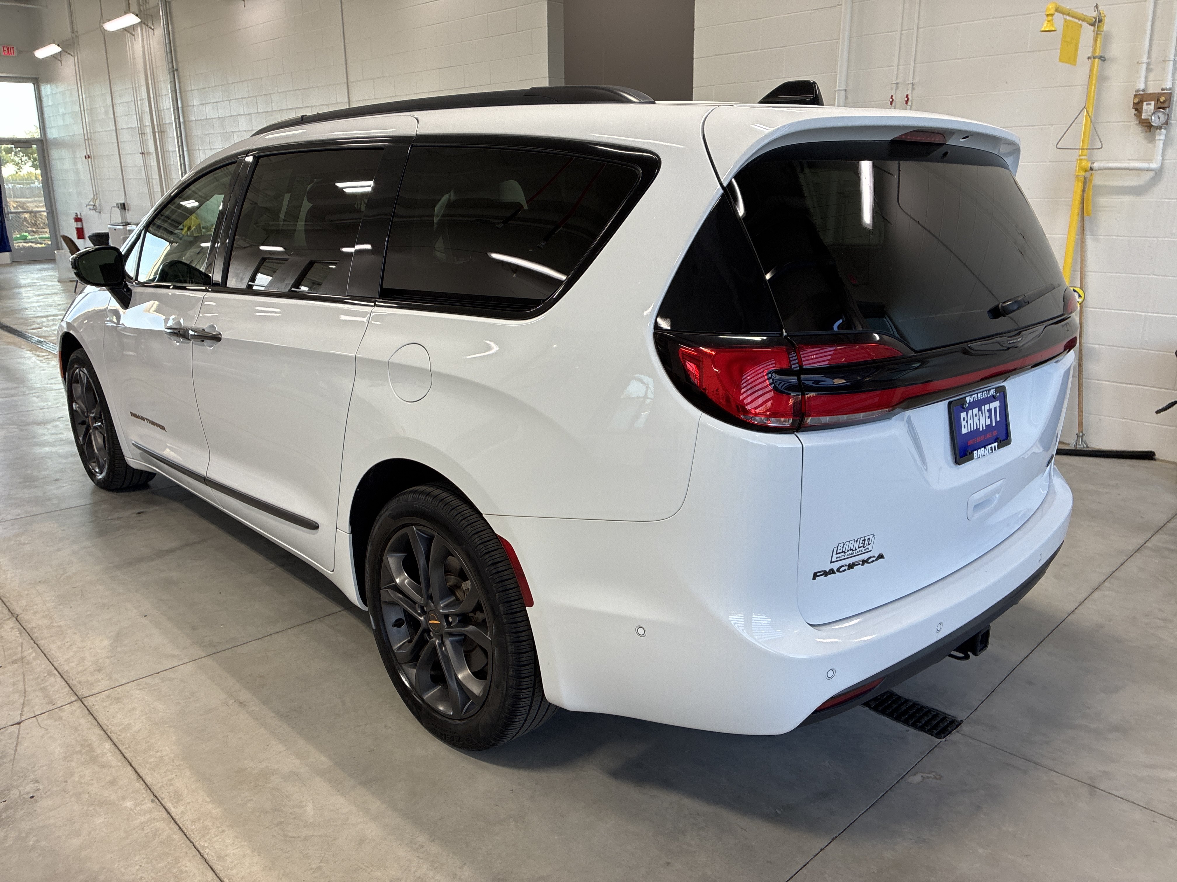 Certified 2024 Chrysler Pacifica Touring-L w/ Uconnect Theater Family Group AWD/4WD image 6