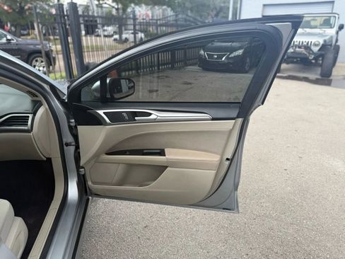 Used 2020 Ford Fusion SE FWD image 11