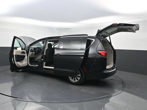 Used 2017 Chrysler Pacifica Touring w/ Tire & Wheel Group FWD image 35