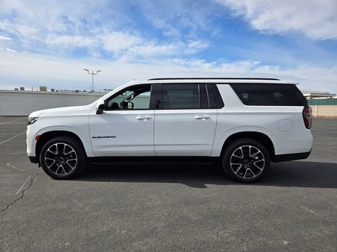 Used 2023 Chevrolet Suburban RST AWD/4WD image 3
