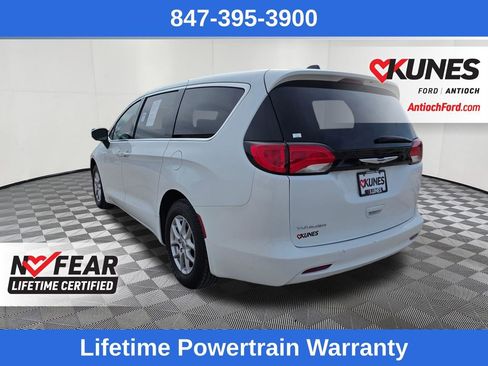 Used 2022 Chrysler Voyager LX image 5