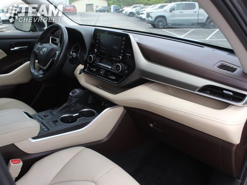 Used 2022 Toyota Highlander XLE AWD/4WD image 31
