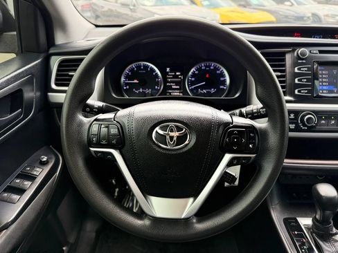 Used 2019 Toyota Highlander LE AWD/4WD image 27