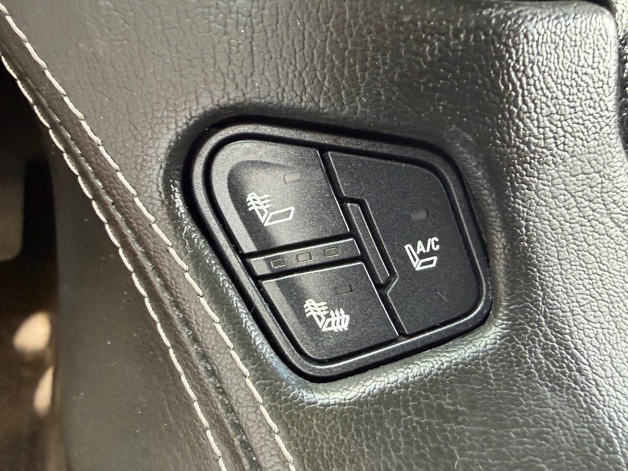 Used 2016 GMC Yukon SLT AWD/4WD image 12