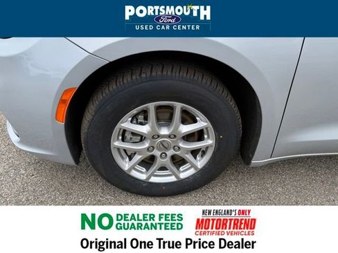 Used 2024 Chrysler Pacifica Touring-L image 28