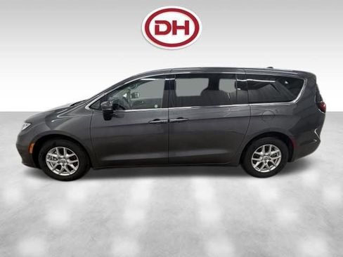 Used 2023 Chrysler Pacifica Touring-L FWD image 9