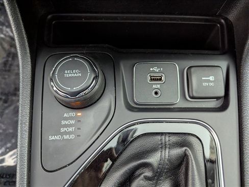 Used 2020 Jeep Cherokee Limited image 30