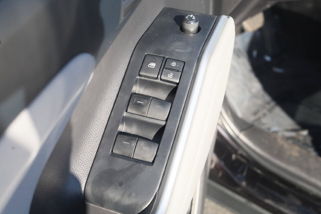 Used 2022 Toyota Highlander LE AWD/4WD image 8