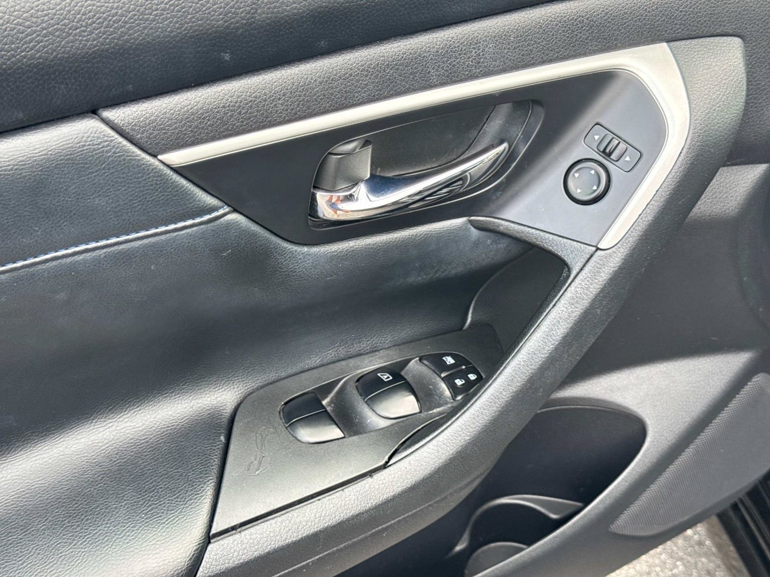 Used 2016 Nissan Altima 2.5 SR w/ Interior Lighting Package FWD image 28