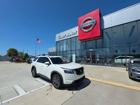 Used 2024 Nissan Pathfinder SV w/ SV Premium Package FWD image 1