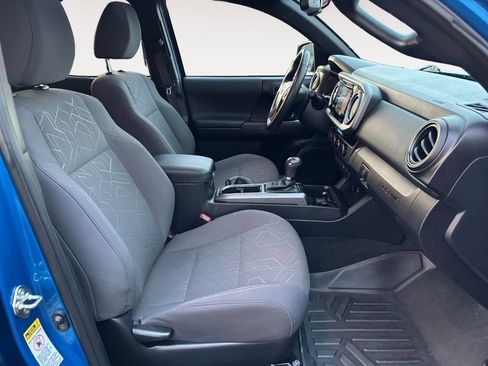 Used 2016 Toyota Tacoma TRD Sport w/ Premium & Technology Package image 10