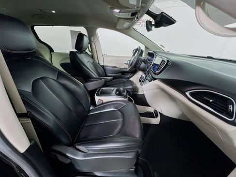 Used 2024 Chrysler Pacifica Touring-L image 40