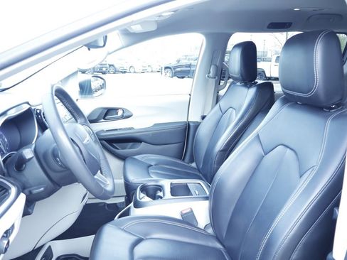 Certified 2023 Chrysler Pacifica Touring-L FWD image 24