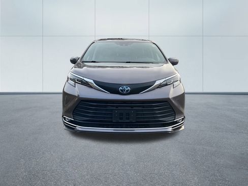 Used 2021 Toyota Sienna XLE image 3