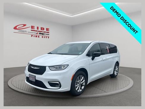 New 2026 Chrysler Pacifica Select AWD/4WD image 1