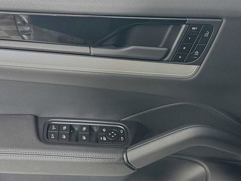 Certified 2025 Porsche Cayenne image 11