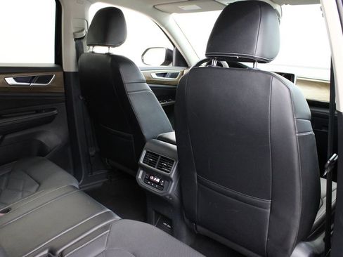 Used 2024 Volkswagen Atlas SE AWD/4WD image 15