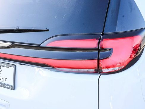 Used 2024 Chrysler Pacifica Limited FWD image 10