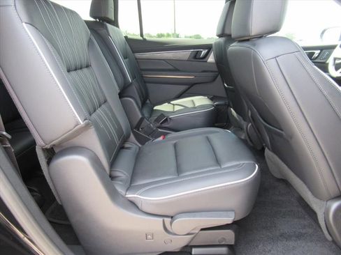 Certified 2025 Buick Enclave Avenir FWD image 32