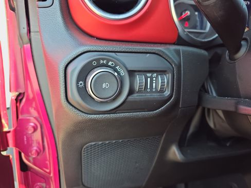 Used 2022 Jeep Wrangler Unlimited Rubicon w/ Cold Weather Group AWD/4WD image 24