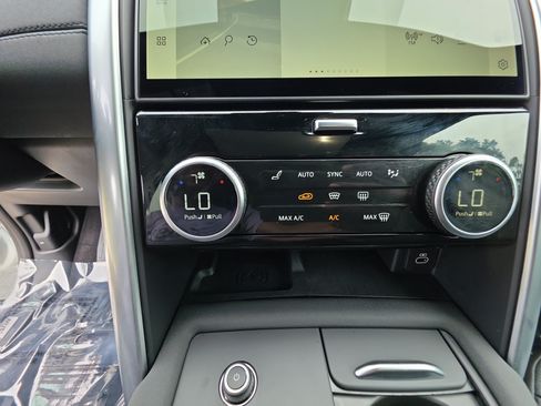 Certified 2025 Land Rover Discovery S AWD/4WD image 20